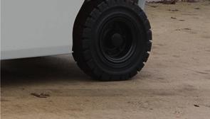 Jeśli dodasz do tego nadzwyczaj wysoki poziom ergonomii oraz niski całkowity koszt eksploatacji, poznasz zalety serii wózków czołowych UniCarriers napędzanych silnikami