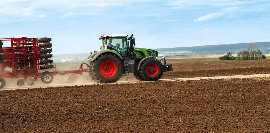 DYNAMIKA ORAZ BEZPIECZEŃSTWO I KOMFORT PODCZAS JAZDY Szybki, wszechstronny lepszy. Ciągnik Fendt 800 Vario został standardowo wyposażony w amortyzację przedniej osi z korekcją przechylenia.