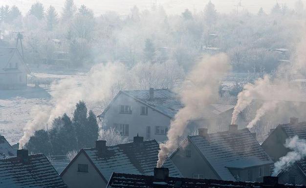 SMOG W POLSCE Powody takiego zanieczyszczenia w czasach aktualnych: - brak norm węgla, brak norm emisyjnych - palenie śmieci w gospodarstwach