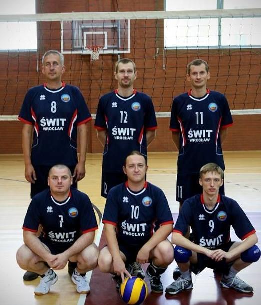 34. II Międzynarodowy Turniej Głuchych o Puchar Prezydenta Miasta Legnicy w dniach 26-28 września 2014 r. w Legnicy. Siatkarze zajęli ogólnie V miejsce.