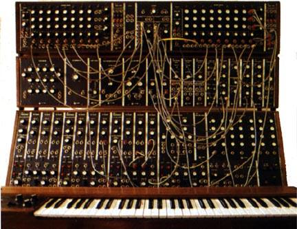 Moog - instrument modularny Moog był syntezatorem modularnym. Instrument składał się z modułów układów elektronicznych sterowanych napięciowo: generatorów, filtrów, wzmacniaczy, modulatorów.