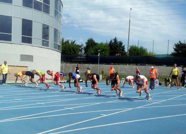 ZAWODY WETERANÓW w biegach do 400 m włącznie nie obowiązuje start z bloku ani kontakt dłoni z