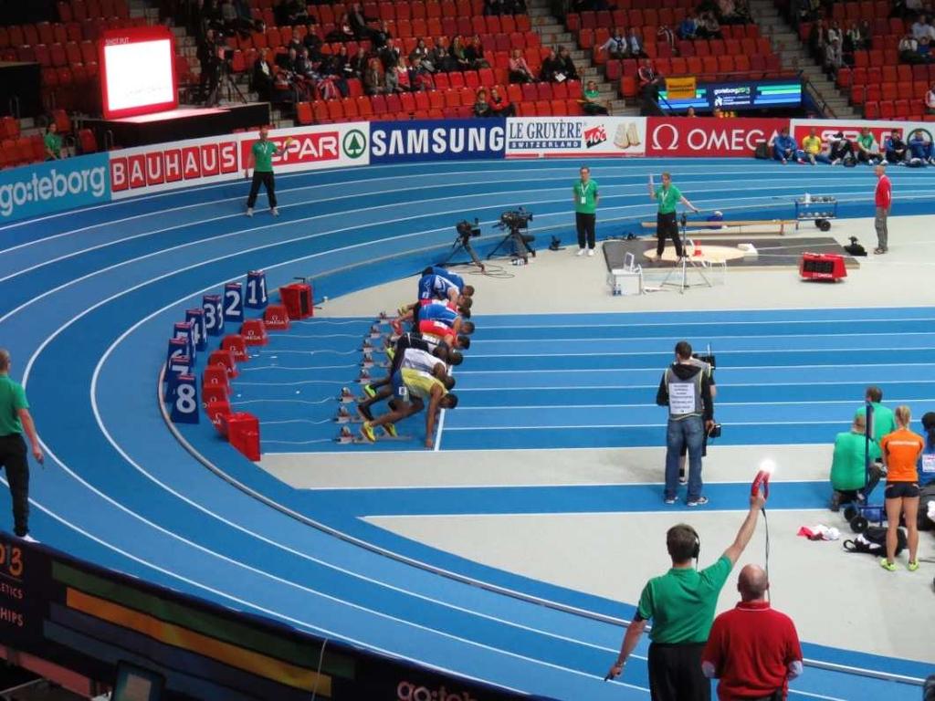 OBOWIĄZKI ARBITRA STARTU Arbiter startu jest m.in.
