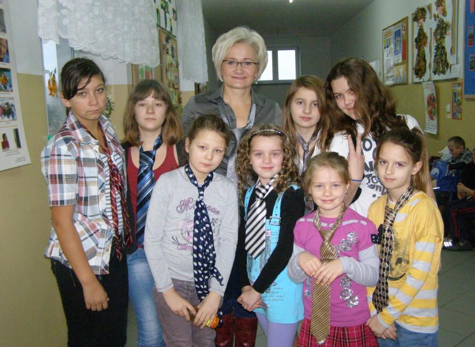 3 Dziewczęta z klas II-VI z op. SU p. J.