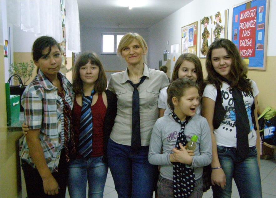 Andrzejki szkolne - Dzień Krawata Konkurs MAM TALENT Uczennice klasy III i VI z p. B. Zielińską Dnia 27 listopada 2012 roku w Szkole Podstawowej im.