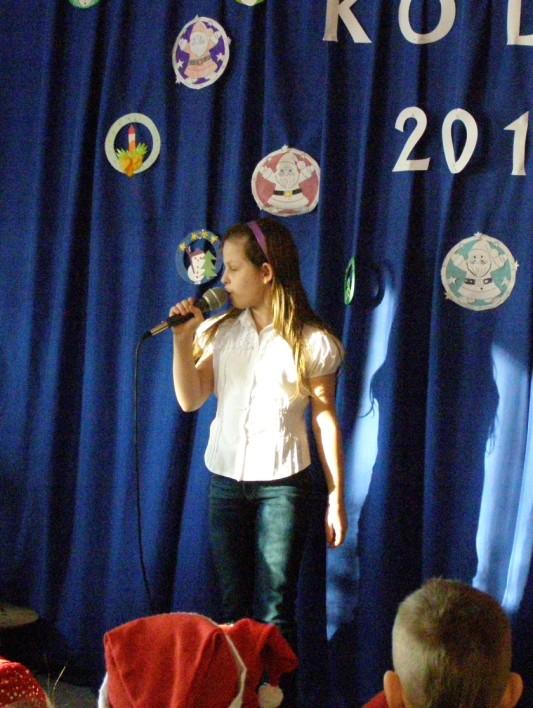 Klasa I wykonała kolędę Wśród nocnej ciszy, klasa II - kolędę Lulajże Jezuniu, klasa III - piosenkę Grajmy Panu, klasa IV - kolędę Pójdźmy