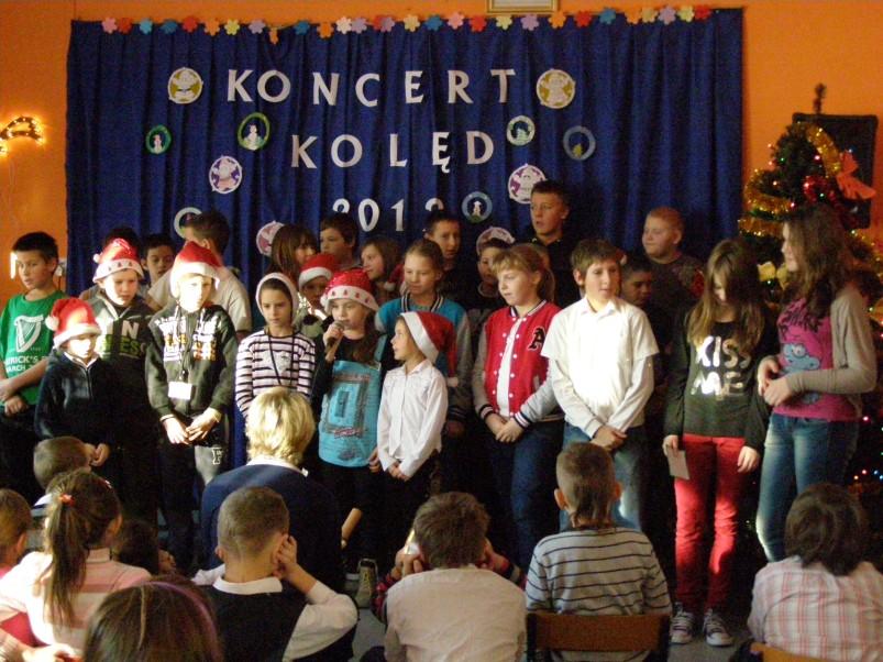 wykonała kolędę Lulajże Jezuniu, uczennica klasy III - Amelia Krygier wykonała kolędę Dzisiaj w Betlejem i uczennica klasy VI Patrycja Bruzda,