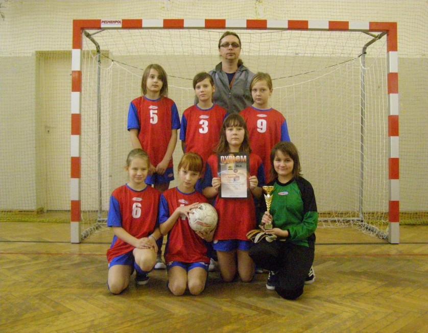 Szkolne sukcesy 4 grudnia 2012 roku w Publicznym Gimnazjum w Burkacie odbył się Mikołajkowy Turniej Szkół Podstawowych Gminy Działdowo w halowej piłce nożnej dziewcząt.