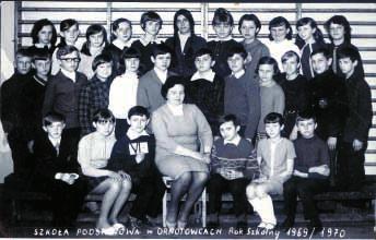 Przez czterdzieści lat niosła