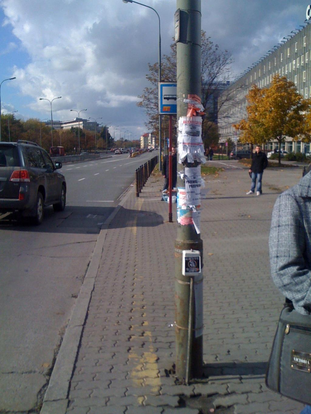 ) Przy przystankach Metro Politechnika i zaobserwowano przeszkody utrudniające sprawne wsiadanie/wysiadanie z autobusów