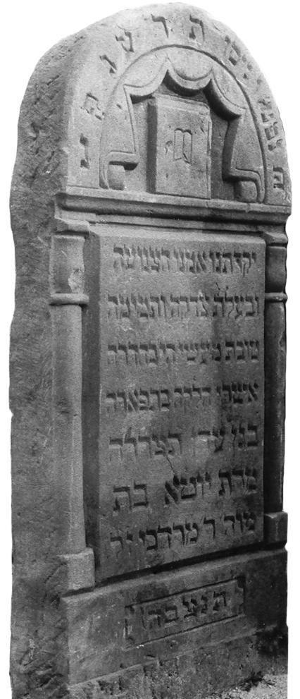 16. Juta bat Mordechaj, zm. 6 nisan 5673 r., tj. 13 kwietnia (niedziela) 1913 r. Piaskowiec biały, 132 x 62 x 12.