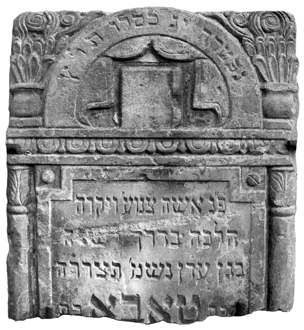 21. Taba bat..., zm. 13 kislew 5690 r., tj. 15 grudnia 1929 r. Piaskowiec biały, 74 x 66 x 13. Stela na schemacie prostokąta, z wyodrębnionym przyczółkiem i korpusem (dolna partia niezachowana).