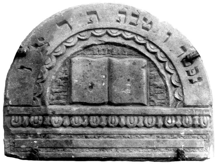 26. [NN mężczyzna] zm. 6 tewet 5696 r., tj. 1 stycznia (środa) 1936 r. Piaskowiec biały, 65 x 39 x 12.