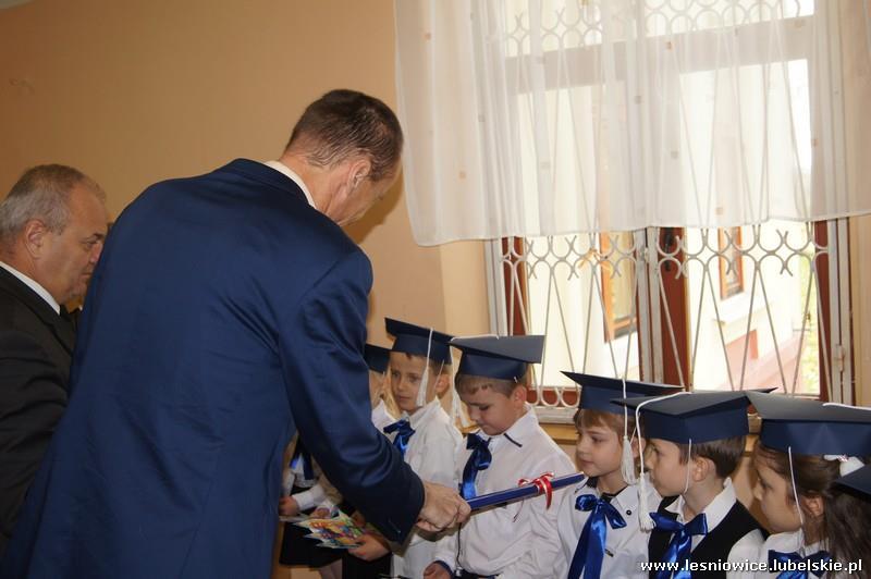 Później Pani Agnieszka Raczyńska oraz Pan Stefan Prokop wręczyli drobne upominki.