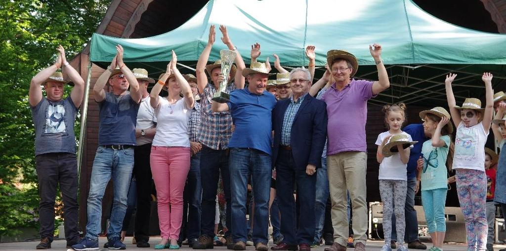 folklorystyczna prezentująca tańce i pieśni ludowe z całej Polski.