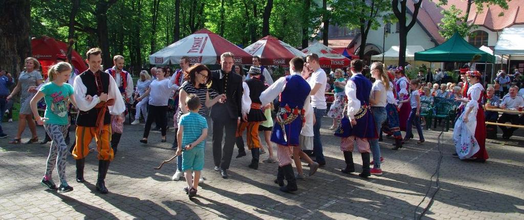 muzyce Irlandii; nazwa zespołu pochodzi od najwyższego szczytu Irlandii.