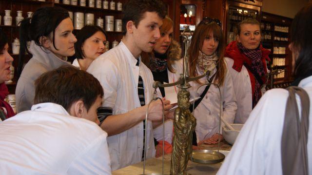Studenci z Młodej Farmacji na zajęciach w muzeum w Łodzi, Muzeum Farmacji w Krakowie, Muzeum Farmacji w Warszawie, Muzeum Farmacji w Lublinie, Muzeum Farmacji Apteki Pod Łabędziem w Bydgoszczy i