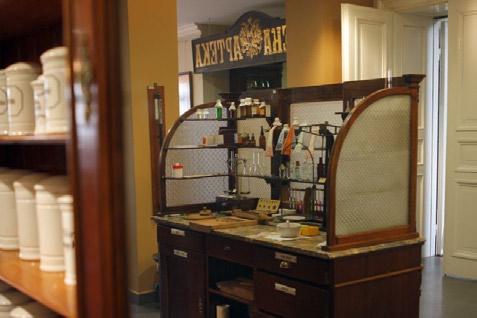 Stół recepturowy z wyposażeniem Promocja Ukazało się wiele artykułów o działalności muzeum w prasie łódzkiej i farmaceutycznej.