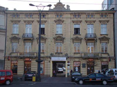 Fasada kamienicy przy pl. Wolności 2 Siedzibą muzeum jest mieszczańska kamienica z 1840 r. przy Placu Wolności 2, w której funkcjonuje do dziś pierwsza łódzka apteka otwarta w 1830 r.