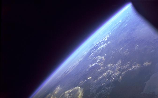 Atmosfera Ziemi Atmosfera jest cienka (promień Ziemi ok. 6500 km, grubość atmosfery ok.