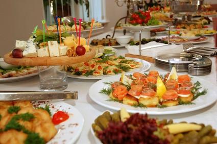 PRZEKĄSKI ZIMNE: TRZY POZYCJE DO WYBORU + 15 ZŁ, SZEŚĆ POZYCJI DO WYBORU + 25 ZŁ / OSOBY DESKA PRZEKĄSEK JAJKA FASZEROWANE TATAR PO STAROPOLSKU ŚLEDŹ W ŚMIETANIE ROLADA SZPINAKOWA Z ŁOSOSIEM SCHAB ZE