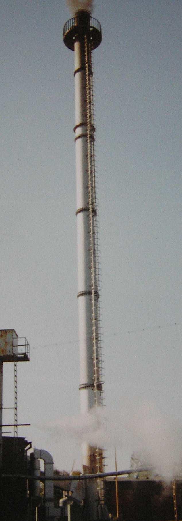 Konstrukcje stalowe 4. Likwidacja drgań wywołanych wzbudzeniem wirowym Likwidację rezonansu wiatrowego komina a dokonano poprzez załoŝenie odciągów linowych na poz. +26,4 m.