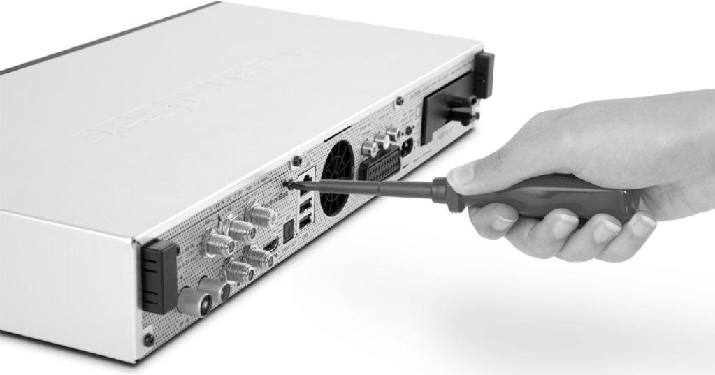 3.2 Opcjonalny moduł tunera Odbiornik DVB może być wyposażony w opcjonalny moduł tunera : a. Proszę odłączyć urządzenie od zasilania. b. Następnie proszę nacisnąć zatrzaski pokrywy ochronnej i pociągnąć osłonę.