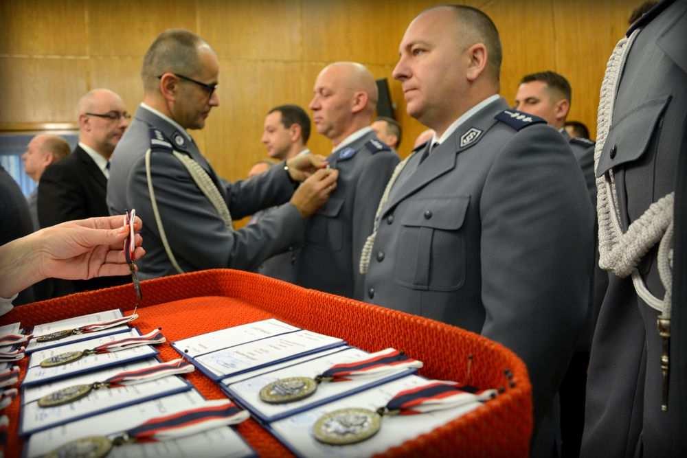 Uroczystość połączona była z wręczeniem medali, odznaczeń oraz wyróżnień dla policjantów i pracowników cywilnych Policji.