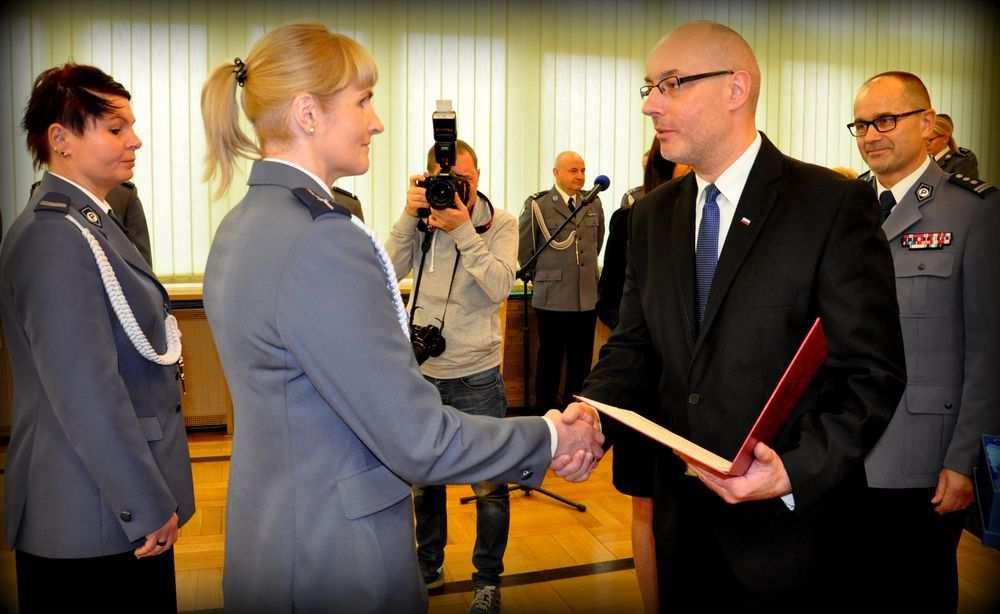 40 nowo przyjętych policjantów odebrało z rąk Komendanta Wojewódzkiego Policji w Opolu oraz Wojewody Opolskiego akty