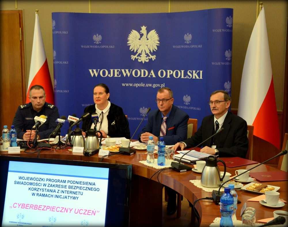 Rusza program Cyberbezpieczny uczeń Nieograniczony dostęp do Internetu umożliwia szybkie zdobywanie informacji, kontakty z innymi ludźmi, czy wymianę