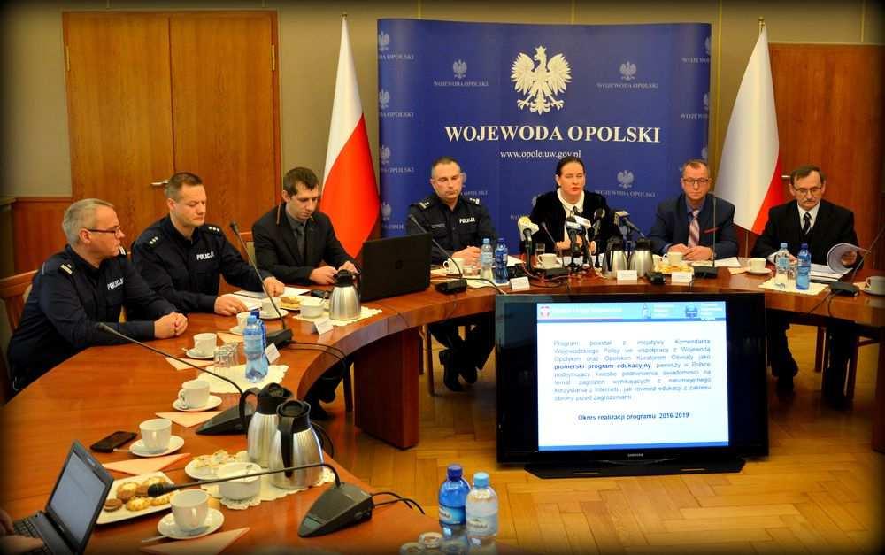 Stąd pomysł stworzenia programu edukacyjnego Cyberbezpieczny uczeń, skierowanego do dzieci i młodzieży na Opolszczyźnie.