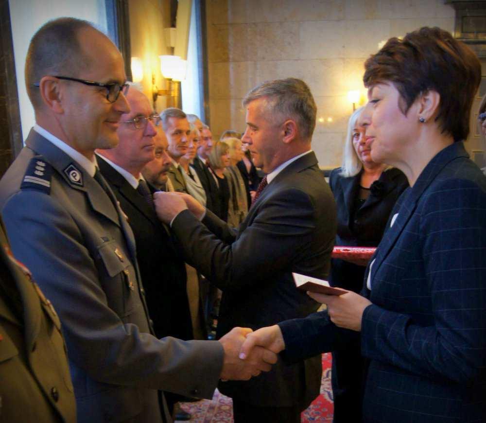 Insp. Jarosław Kaleta został odznaczony Medalem Komisji Edukacji Narodowej Komendant Wojewódzki Policji w Opolu - insp.