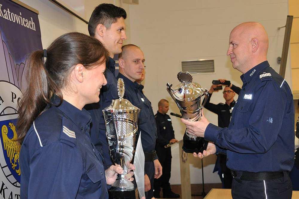 Dzielnicowy z Kluczborka stanął na podium Komendant Wojewódzki Policji w Opolu insp. Jarosław Kaleta osobiście pogratulował sierż. szt.