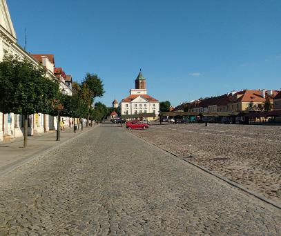 Bieg zaliczany do Klasyfikacji Festiwalowej Pułtuski rynek ma 400 m, jego oś wyznacza gotycko-renesansowa wieża ratuszowa z XV wieku. Od strony południowej rynek zamyka kaplica pw. św.