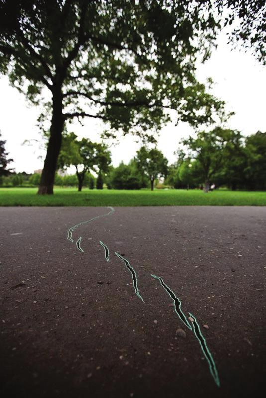 Park Rzeźby na Bródnie 2010 Warszawa, Park Bródnowski Seria zabiegów wykonanych przez artystkę w lecie 2010 roku w Parku Bródnowskim. Przezwańska podkreśla naturalne zjawiska tj.