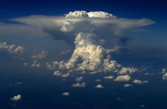 Jej wierzchołek może sięgać 12 km i czasem ma on kształt kowadła. Zdarza się, że chmury Cumulonimbus mogą wznosić się na wysokość aż 18 km i przenikać do stratosfery.