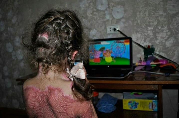 Zostań wróżką ognia gra w internecie Pięcioletnia Sofia Jeżowa, po wykonaniu poszczególnych punktów z instrukcji.