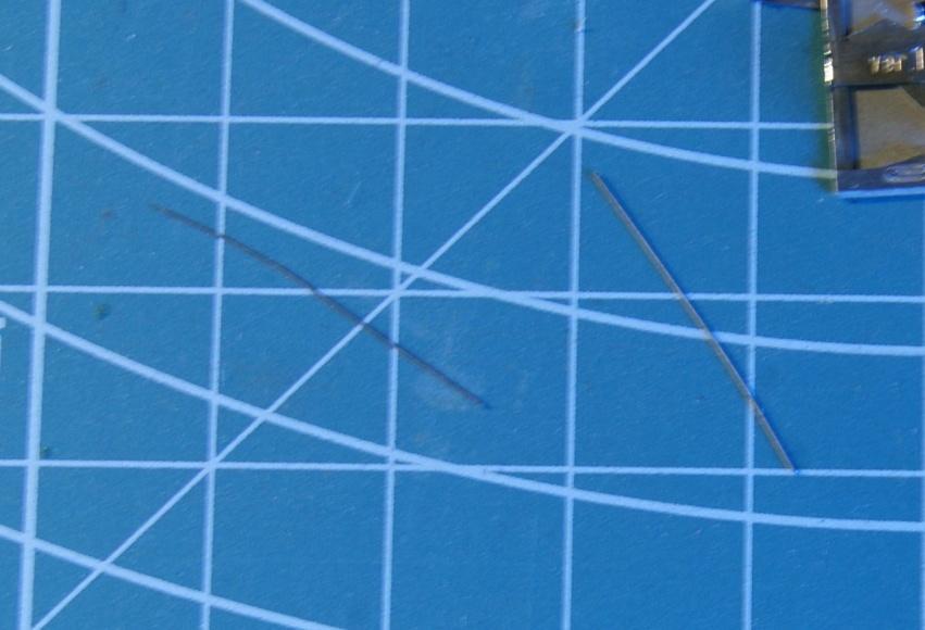 Wycinamy dwa odcinku drutu 0,2mm 0
