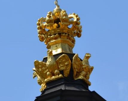 zewnętrznymi i wewnętrznymi murami obronnymi.