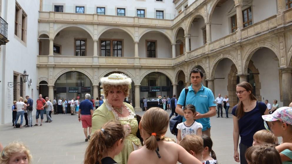 Dlatego też ta część kompleksu nazywana jest dzisiaj budowlą Jerzego, zaś wejście do budowli znane jest jako brama Jerzego. W roku 1701 zamek częściowo spłonął.