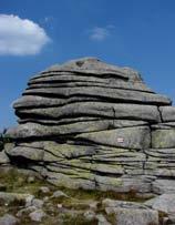 10. Śląskie Kamienie i Czeskie Kamienie Szczyt Śląskich Kamieni (1413 m n.p.m.) wieńczą skałki zbudowane z granitu równoziarnistego, złożone z dwóch grup skalnych, położone przy szlaku turystycznym.