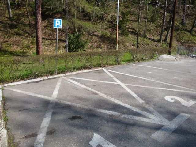 Na stopniach schodowych, zamontowana poręcz pośrednia przy schodach prowadzących do wejścia głównego. Poręcz pośrednia na wys. 100 cm, poręcze boczne na wys. 80 cm, wyraźnie oznaczone pismem Brailea.