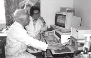 Wizyta profesora W.T. Ulmera z Bochum w Zakładzie Fizjopatologii IGiChP w 1999 r. Doktor J. Walczak omawia wyniki badań siły mięśni oddechowych; pozostałe osoby od lewej: prof. A. Koziorowski, prof.