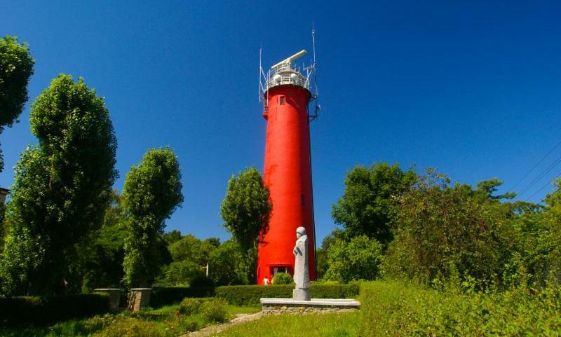 Kościół architektonicznie prezentuje styl gotycki, z XIV i XV wieku pochodzi część wyposażenia i dekoracji (np. figura Madonna na lwie ). W wystroju dominuje jednak barok, reprezentowany m.in. przez ołtarze, ambonę czy chór.