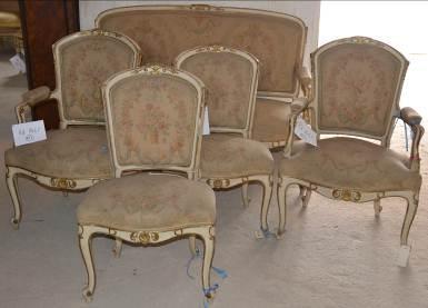 103. Rd 1467/1-5 Fot. M. Peda Komplet (kanapa, 2 fotele, 2 krzesła- z różami),pokój nr 3 2. Usunięcie starej tapicerki. 3. Oczyszczenie. 4. Wzmocnienie konstrukcji. 5.
