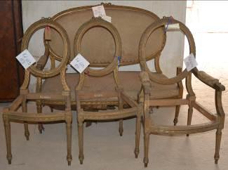 123. Rd 669 a-e Fot. M. Peda Fot. T. Pokorski Kpl. neoklasycystyczny (kanapka, 2 krzesła, fotel, stolik), korytarz nr12 Funkcja użytkowa Rd 669 a-d 2. Usunięcie starej tapicerki. 3.