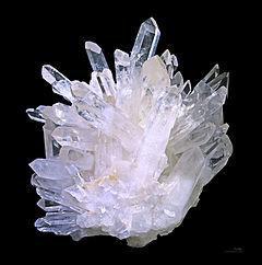 Kryształ Górski (SiO2) był on często utożsamiany z diamentem; Jest minerałem nadzwyczaj odpornym na działanie
