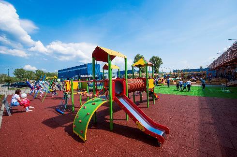 ZEWNĘTRZNY PLAC ZABAW INSERT TEXT IN HERE 1320 m2 W maju 2017 r. otworzyliśmy ogrodzony zewnętrzny plac zabaw dla dzieci z ogródkiem.