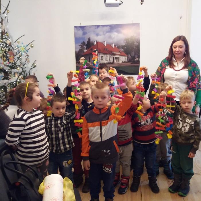 Warsztaty wykonywania ozdób choinkowych 13, 15-16 grudnia W dniach 13, 15, 16 grudnia w oficynie Muzeum Ziemiaństwa w Dąbrowie odbyły się warsztaty wykonywania ozdób choinkowych.