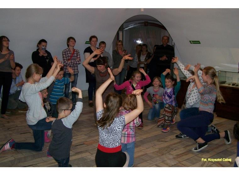 muzyką ludową: koncert, muzyczne gry i zabawy dla dzieci, nauka tańców ludowych,